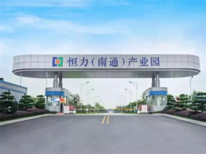 江蘇省南通市政府與恒力集團(tuán)在通簽訂戰(zhàn)略合作協(xié)議,繼續(xù)投資300億元,將著力打造融高端制造、科技研發(fā)、生產(chǎn)服務(wù)等于一體的國際先進(jìn)紡織新材料基地